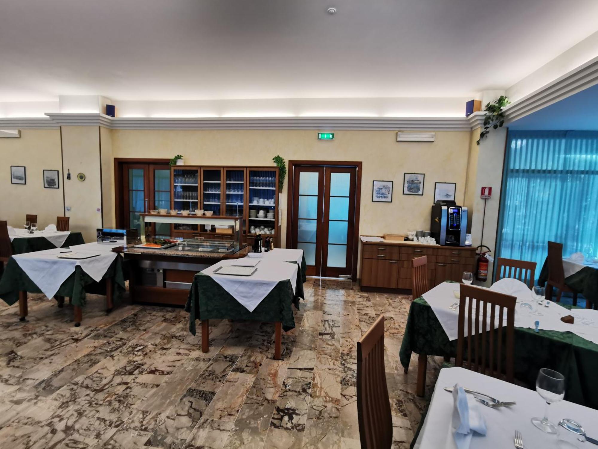 Hotel Pine Beach Rosolina Mare Eksteriør billede
